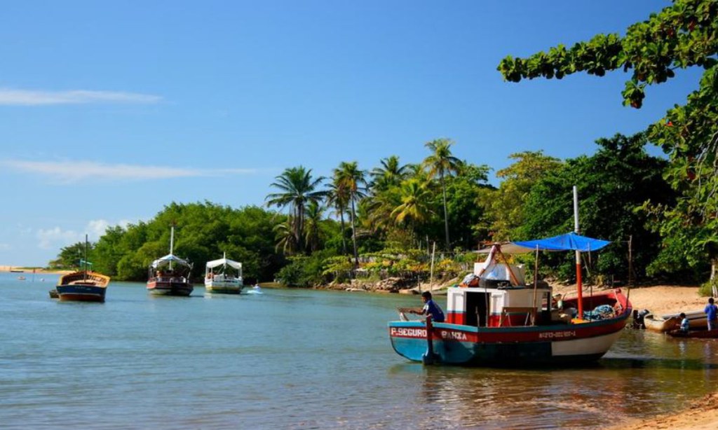 Rio e praia rústica em Caraíva