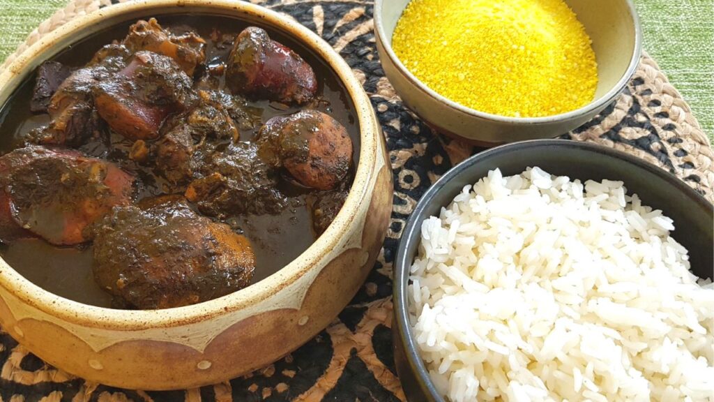 Acompanhamentos da maniçoba baiana: arroz, farofa e pimenta em bowls