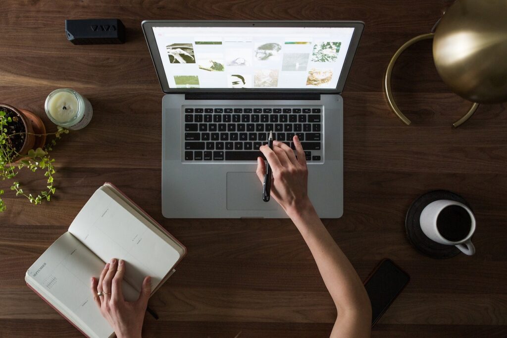 Estudante utilizando educação online 2025 em laptop para desenvolvimento pessoal