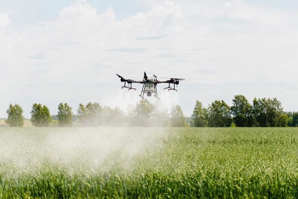 Drone em ação pulverizando lavoura com precisão sustentável