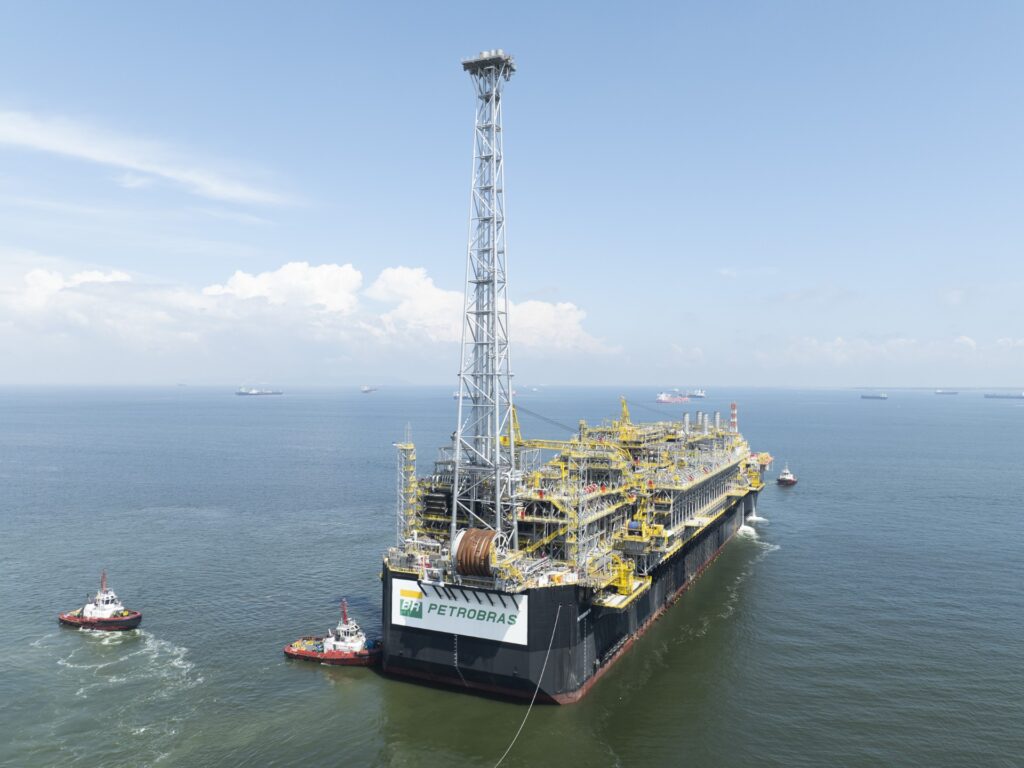 Unidade FPSO P‑78 se deslocando até o campo de Búzios para a produção de petróleo