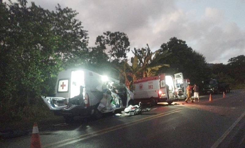 Acidente ambulância BR-101 deixa três mortos e mobiliza equipes de resgate. Caso envolve veículo de Teixeira de Freitas.