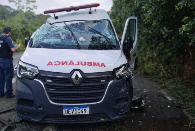 Acidente ambulância BR-101 deixa três mortos e mobiliza equipes de resgate. Caso envolve veículo de Teixeira de Freitas.