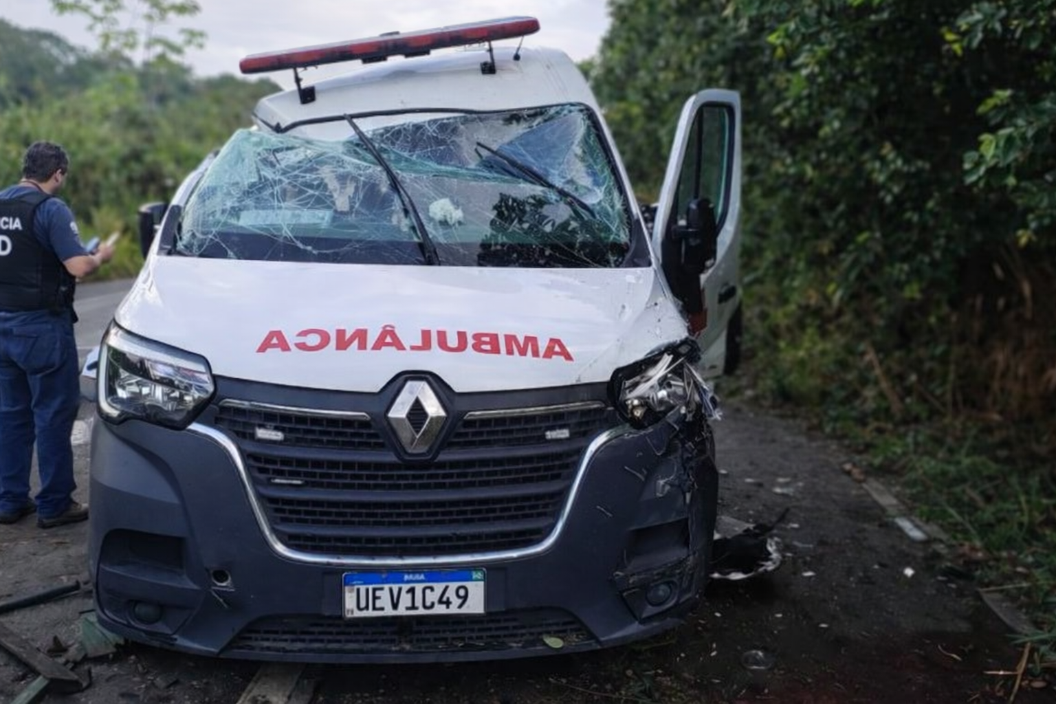 Acidente ambulância BR-101 deixa três mortos e mobiliza equipes de resgate. Caso envolve veículo de Teixeira de Freitas.