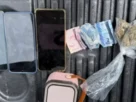 Trio é preso na Gamboa durante Operação Folia e Paz em Salvador. Polícia apreende drogas, celulares e outros objetos.