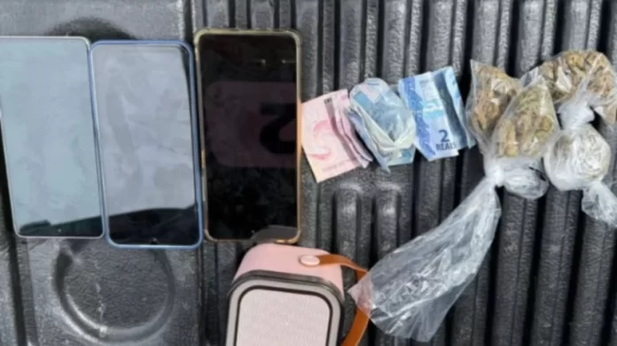 Trio é preso na Gamboa durante Operação Folia e Paz em Salvador. Polícia apreende drogas, celulares e outros objetos.