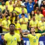 Brasil vence Japão com gol nos acréscimos e avança na Copa