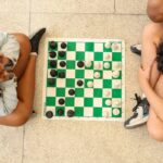 Crianças com celular diminuem no Brasil; segurança preocupa famílias