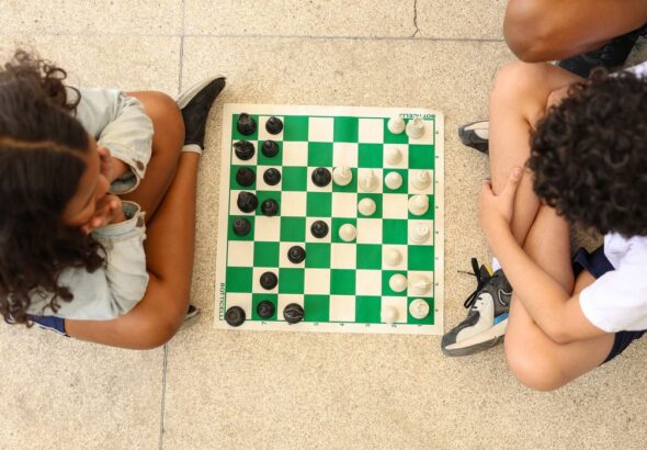 Crianças com celular diminuem no Brasil; segurança preocupa famílias