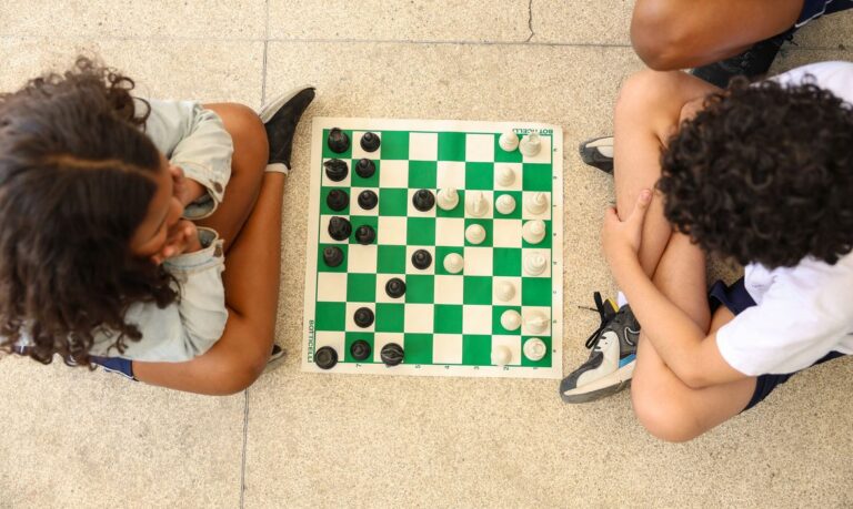 Crianças com celular diminuem no Brasil; segurança preocupa famílias