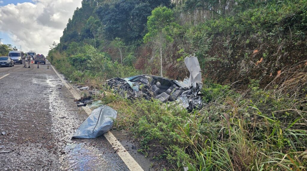 Honda Civic ficou destruído após colisão frontal na BA-698
