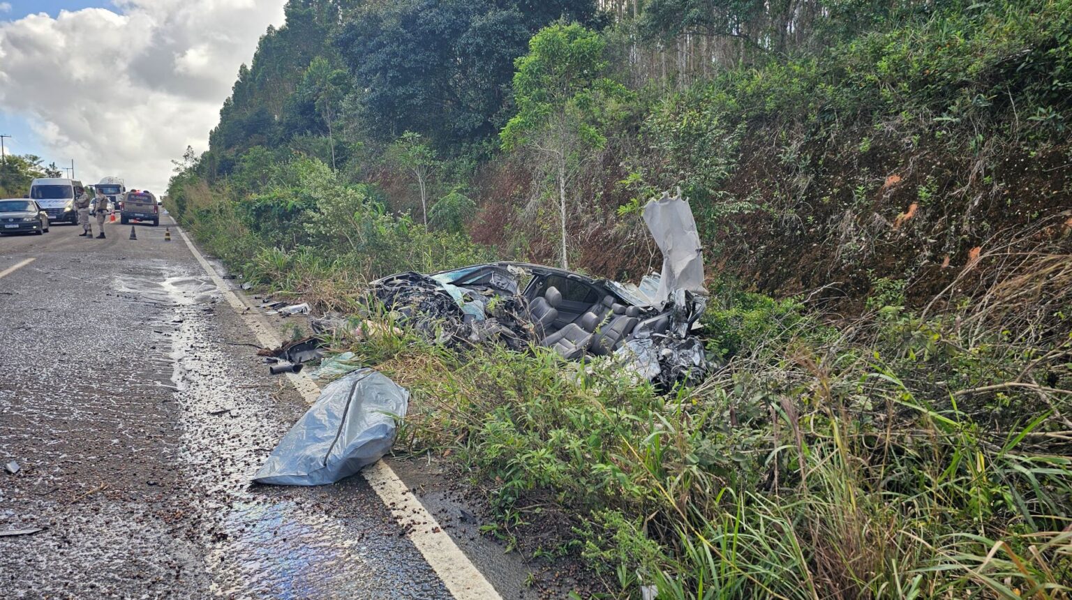 Honda Civic ficou destruído após colisão frontal na BA-698